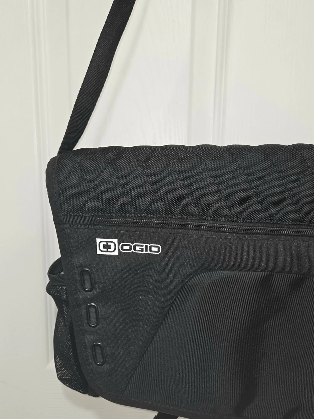 OGIO Vault Messenger Bag in Black with Pockets